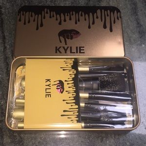 Kylie brushes